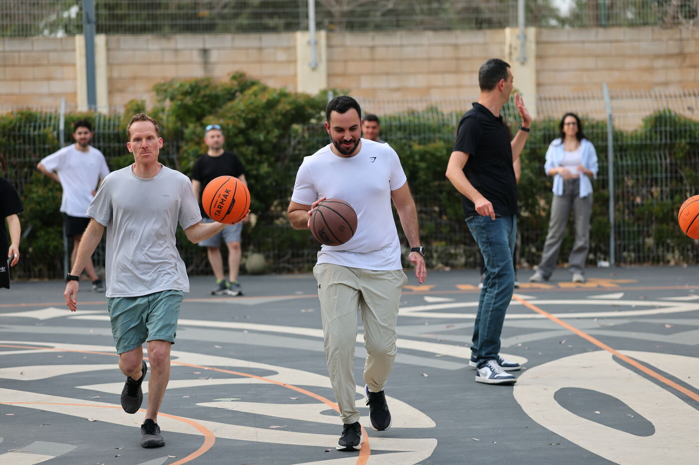 משתתפים מתרוצצים על המגרש עם כדור