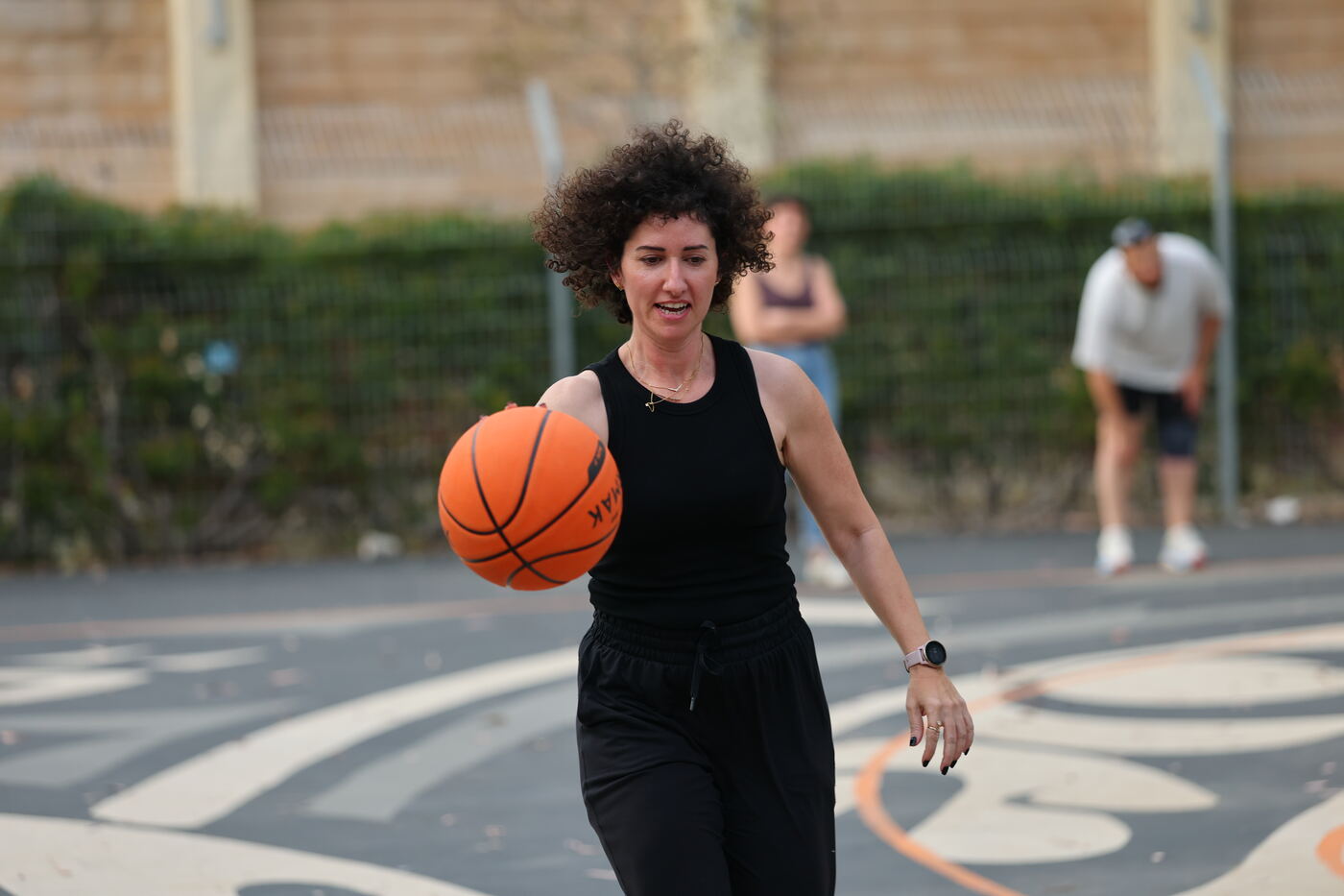 קובי מסביר תרגיל לקבוצה