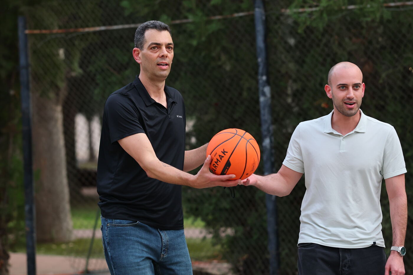 קובי ומשתתף מעבירים כדור