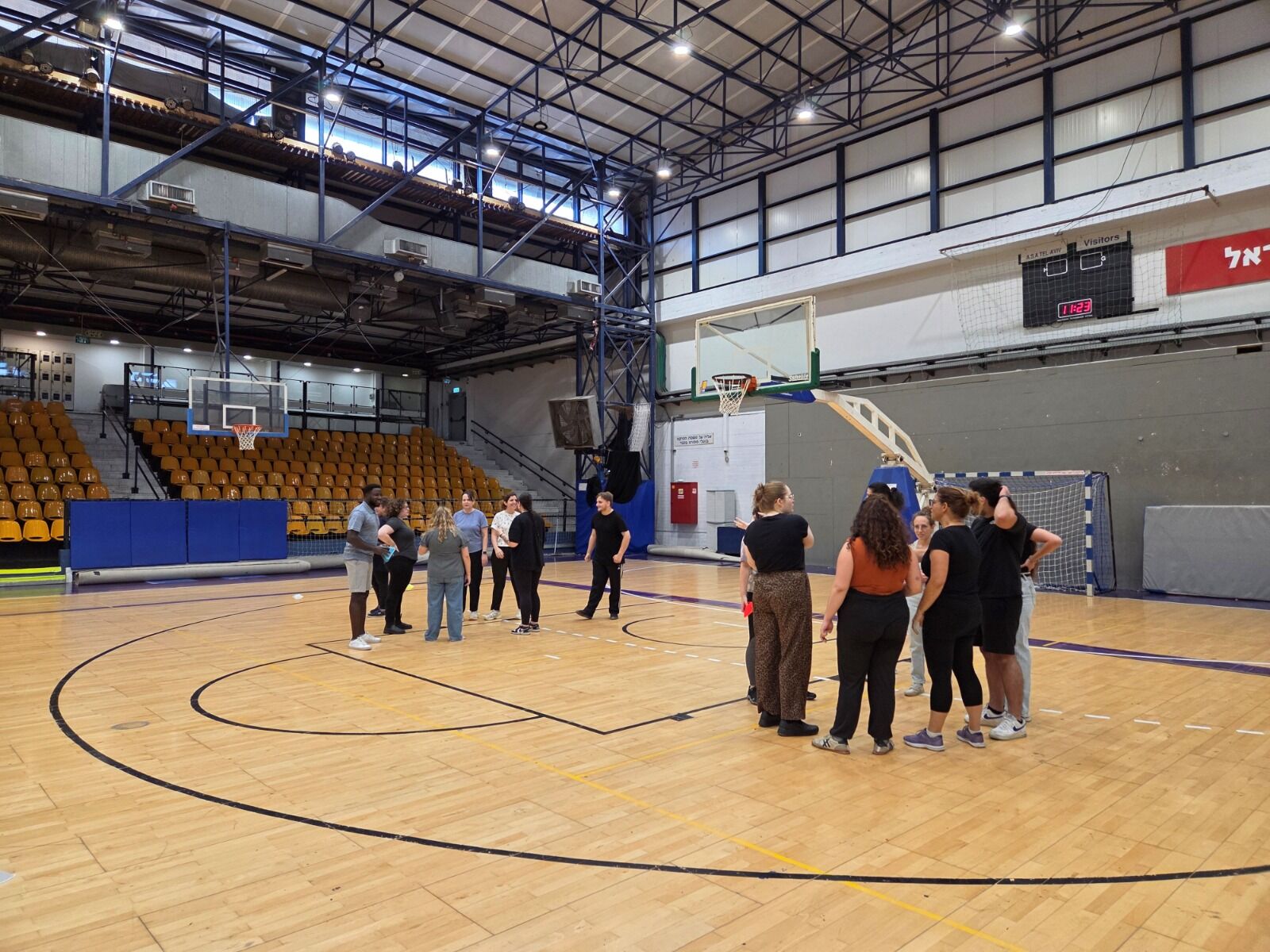 קבוצה מתכנסת במרכז האולם