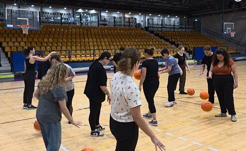 קבוצה בתרגיל כדרור משולב
